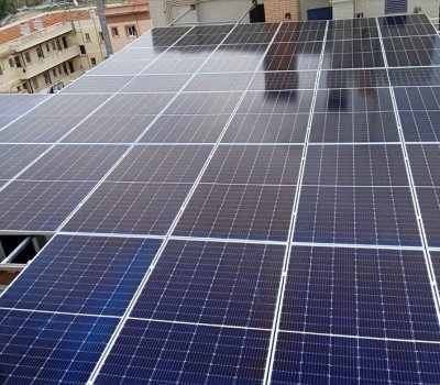 Instalación de placas solares en comunidad de La Latina